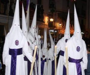 Puzzle Nazaréens ou de pénitents pendant une procession de la Semaine Sainte avec cagoule ou d'un cône, robe et cape