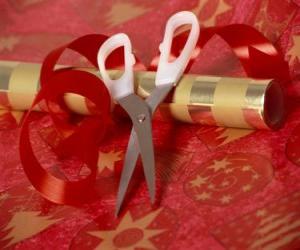 Puzzle Outils pour emballer des cadeaux de vacances: ciseaux, papier et ruban pour le lien