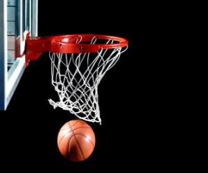 Puzzle Panier de basket-ball et ballon en entrant dans le anneau