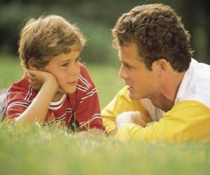 Puzzle Papa parle à son fils dans le parc