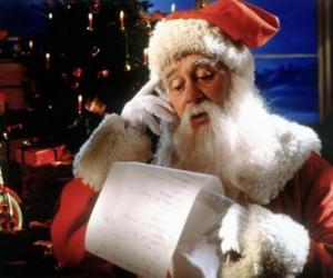 Puzzle Pére Noël à le vérification de la liste des noms d'offrir des cadeaux de Noël
