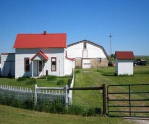 Puzzle Petite ferme ou maison de ferme avec le puits à eau et son clôture