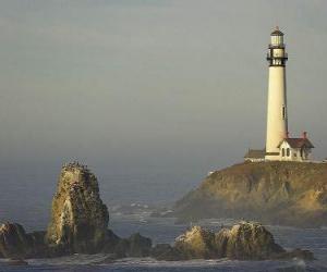 Puzzle Phare et la maison de gardien de phare, une tour avec une lampe puissante sur le haut à côté de la côte pour la navigation des navires - Pigeon Point -