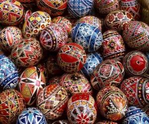 Puzzle Pile d'oeufs de Pâques décorés aux motifs géométriques