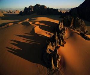 Puzzle Pinnacles de grès dans la vallée Kamasai, le Tchad