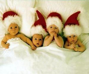 Puzzle Quatre bébés avec Santa Claus Hat