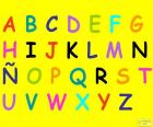 Lettres de l'alphabet en majuscules de couleurs avec le fond jaune