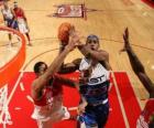 Joueur de basket réalisant un dunk