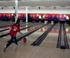 Bowling ou jeu de quilles - Joueusse lançant une boule vers les quilles