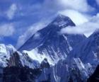 Paysage de haute montagne avec des sommets enneigés