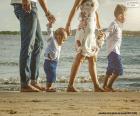 Famille promenaient par la plage