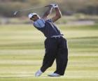 Tiger Woods exécute un swing