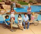 Chad (Corbin Bleu), Taylor (Monique Coleman), Gabriella Montez (Vanessa Hudgens), Troy Bolton (Zac Efron), Ryan Evans (Lucas Grabeel), Sharpay Evans (Ashley Tisdale) au bord de la piscine