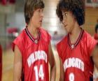 Troy Bolton (Zac Efron) et Chad (Corbin Bleu), avec le tee-shirt Wildcats