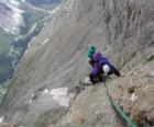 Mountaineer échelle un pic