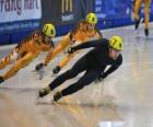 Trois patineurs dans une course de patinage de vitesse
