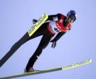 Skier en plein vol en sautant d'un trampoline