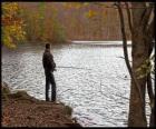 Pêche - Pêcheur en rivière dans un paysage forestier