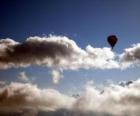 Aérostat dans les nuages