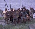 Vikings en débarquant de son bateau complètement armé et avec le bouclier et la lance dans les mains