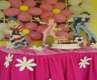 Célébration de gâteau d'anniversaire avec des bougies, des cadeaux et des ballons