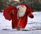 Père Noël ou Santa Claus portant un sac rempli de cadeaux