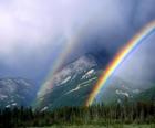 Paysage avec arc-en-ciel, le soleil, les nuages