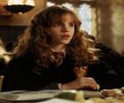 Hermione Granger, ami de Harry, de lire un livre à l'école