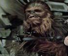 Chewbacca, le grand et poilu wookiee, a braqué son arme