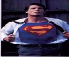 Clark Kent devient Superman avec son uniforme rouge et bleu à se battre pour la justice