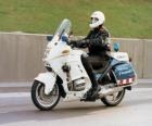 L'agent de police motorisée avec sa motocyclette