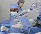 Chirurgien prêt à opérer sur un patient en salle d'opération ou en salle d'opération