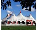 Vue extérieure d'un chapiteau du cirque en vue de la fonction ou de performance