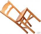 Simple chaise construite exclusivement en bois