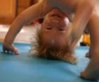 Enfant en faisant la roulade