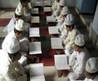 Enfants lisant le Coran, le livre sacré de l'Islam