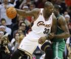 Shaquille O neal jouant un jeu de basket-ball