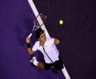 Roger Federer disposant à frapper un service