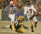 Michael Vick courrant avec le ballon en main