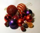 Jeu de boules de Noël avec différentes décorations 
