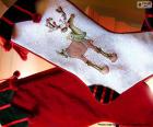 Noël, des chaussettes et un rouge décoré avec des dessins de rennes