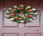Couronne de Noël accrochées dans l'embrasure de la porte d'une maison