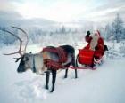 Sainte Claus dans son traîneau magique volant jeté par un je querelle de Noël