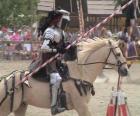 Chevalier en armure et avec sa lance prêt monté sur son cheval, également protégé par l'armure