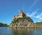 Tours à créneaux ou merloné d'un château qui repose sur les rochers