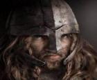 Visage de viking avec moustache et barbe et avec le casque