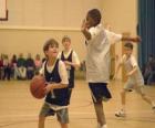 Garçon, joueur de basket avec un ballon
