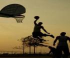 Un contre un de basket-ball entre les deux jeunes amis