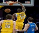 Joueur de basket réalisant un dunk