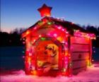 Une maisonnette de chien ornée pour le Noël